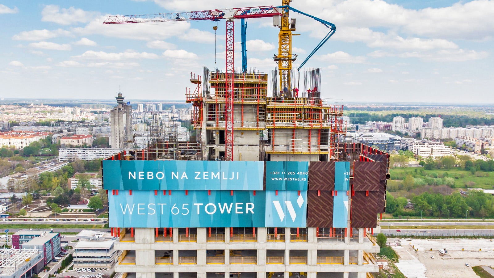 Izvlačenjem jezgra pomoću hidraulike, bez upotrebe krana, štedelo se na vremenu i resursima, što je rezultiralo realizacijom etaža pre ugovorenih rokova.