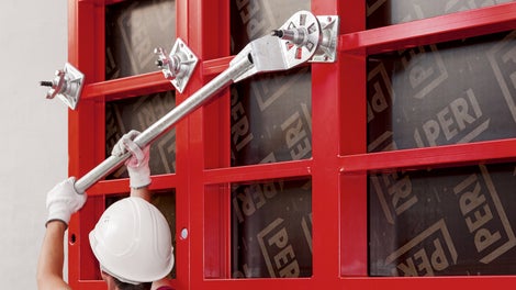 La clé pour barre de serrage est toujours utilisée lors du décoffrage.<br/>