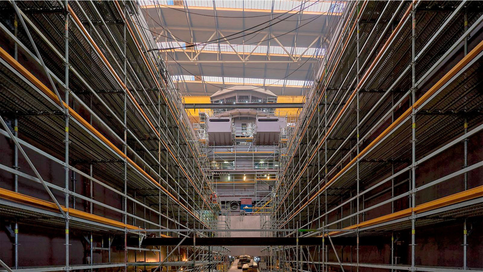 Леса PERI UP Flex могут применяться в качестве опорной конструкции при проведении укрупнительной сборки морского судна. Благодаря пространственной жесткости и высокой несущей способности элементов, леса являются надежным каркасом для поддержки крупных частей корпуса.