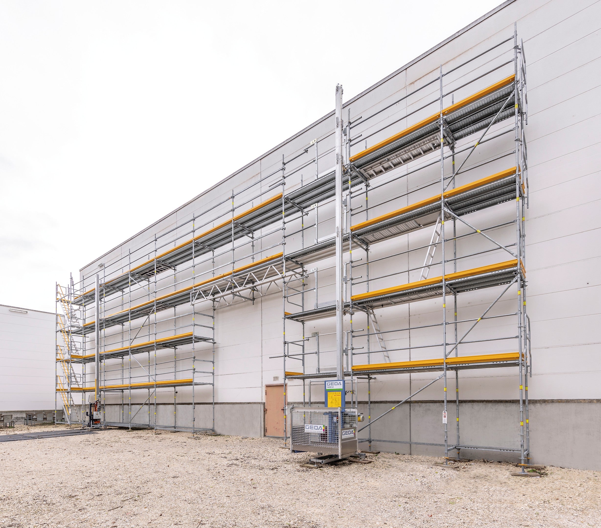 Grâce à la série EVOTOP, l'échafaudage de façade modulaire PERI UP est désormais encore plus solide et plus flexible dans son utilisation