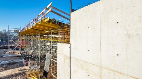 Podpory obiektu z regularnie odwzorowanym deskowaniem i profesjonalnie naprawionym poszyciem dzięki rzemieślnikom stolarni PERI i w zgodnie z zasadami zrównoważonego rozwoju.