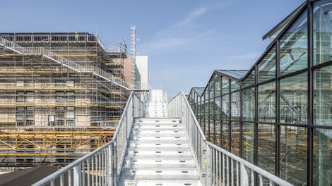 Montaje de Andamio Modular PERI UP y Escalera Pública PERI UP para la renovación de la fábrica de chocolate. (Foto: PERI SE)