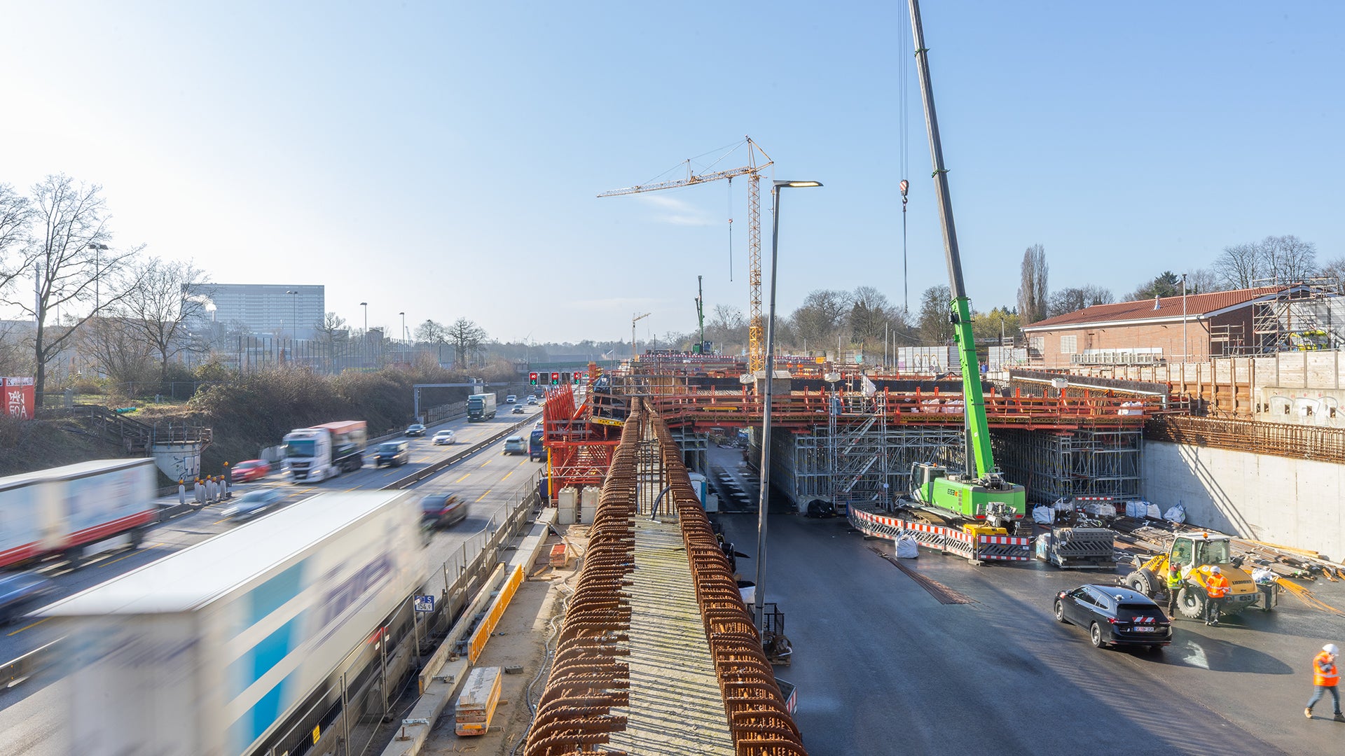Parallel zum Autobahnverkehr der A7 wird derzeit die Tunnelröhre West fertiggestellt.