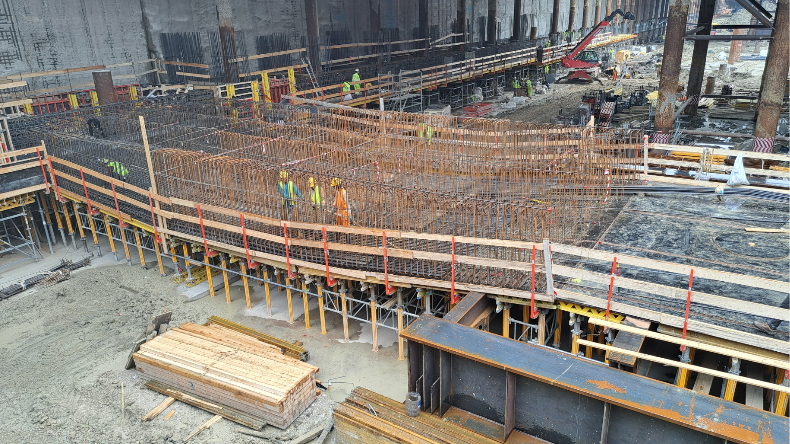 Nuova Stazione AV Firenze Belfiore - casseratura per costruzione della trave passerella in faccia a vista