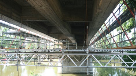 Pre bezpečnú rekonštrukciu mosta bolo nasadených 1 000 m² zaveseného modulového lešenia PERI UP Rosett a 520 m³ modulového priestorového lešenia PERI UP Rosett.