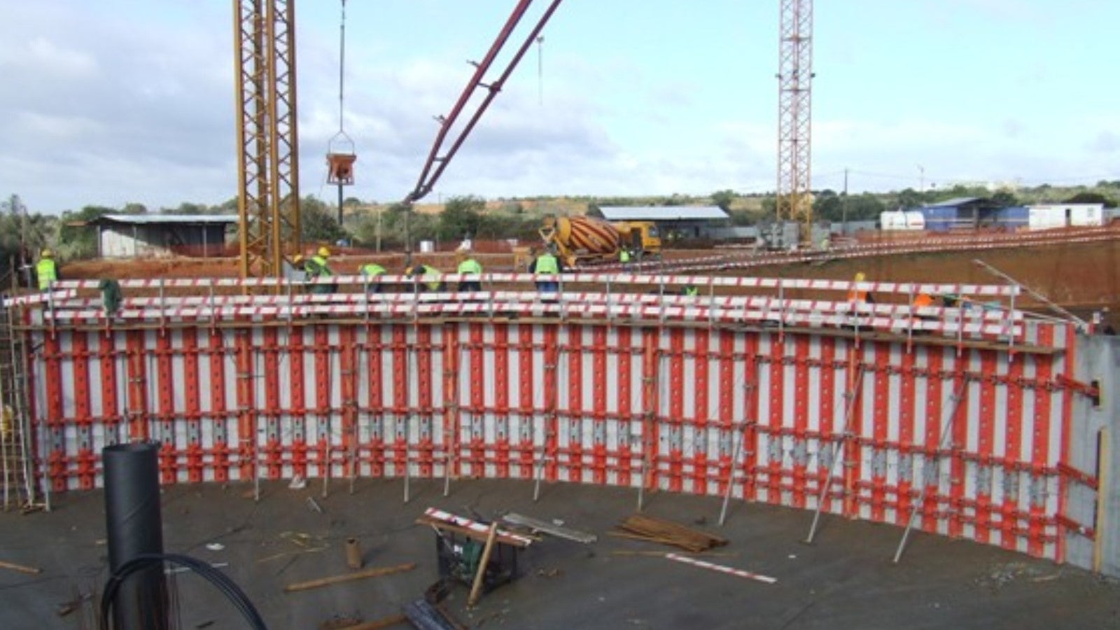 Vista da cofragem utilizada para execução de decantador; muro circular de R=15.5m executado em 4 fases.