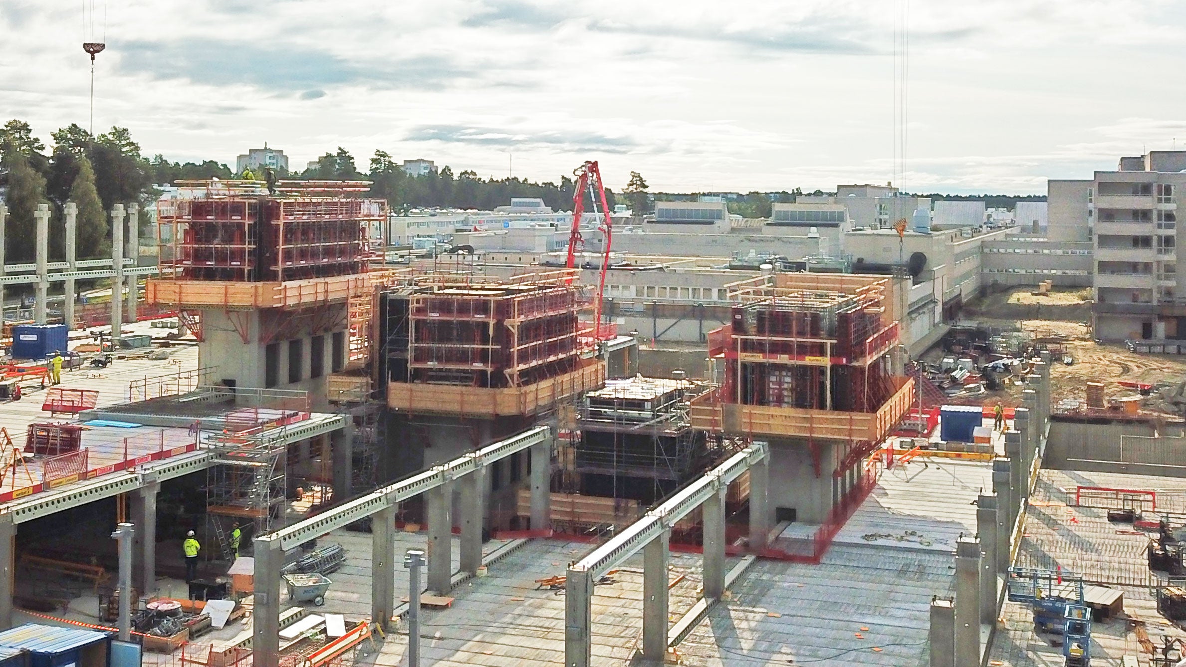 Sairaalan rungon keskeisiä rakenneosia ovat neljä jäykistävää paikallavalettavaa hissi- ja porraskuilua. Hissikuilujen valu on ratkaisevan tärkeässä osassa kokonaisaikataulun kannalta.