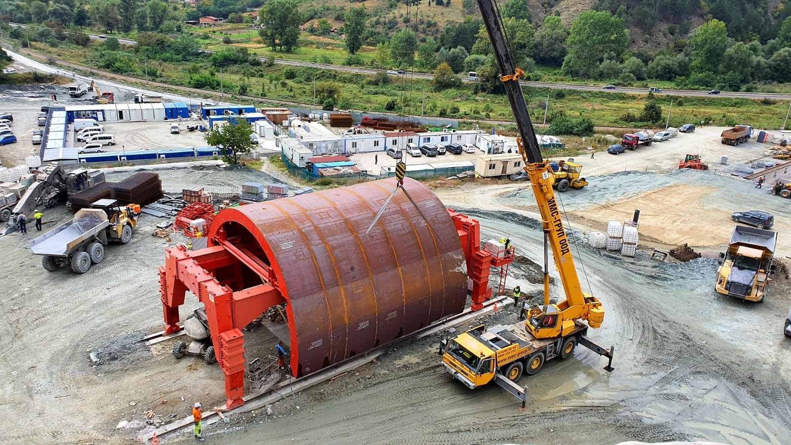 Асемблиране на кофражната количка и обшивката на площадка пред портала на тунела 