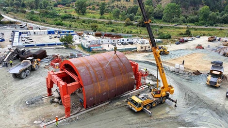 Асемблиране на кофражната количка и обшивката на площадка пред портала на тунела 