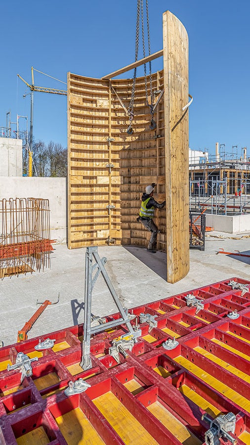 Die MAXIMO Struktur mit aufgebrachten Profilbrettern und projektspezifische Sonder-Rundelemente ergänzen das Wandschalungskonzept bei erhöhten Anforderungen bezüglich Sichtbetonergebnissen und Geometrie.