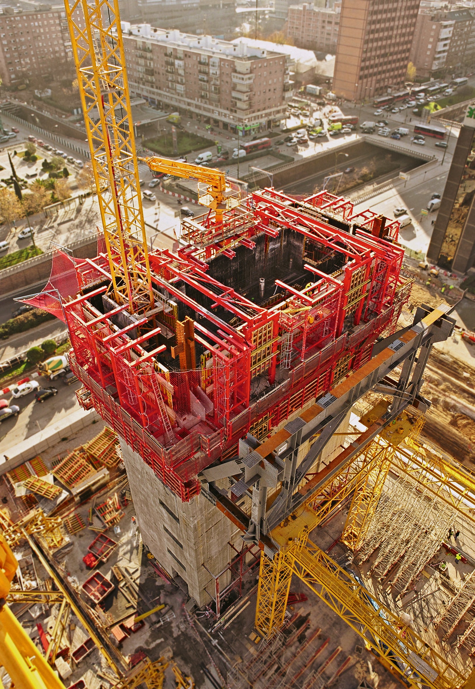 Les plates-formes de travail ACS sont conçues pour supporter des charges élevées avec une robustesse inégalée. Que ce soit pour le stockage de matériaux lourds ou pour soutenir des mâts de distribution de béton, leur structure solide offre une fiabilité incomparable sur le chantier. Grâce à cette capacité exceptionnelle, les équipes peuvent travailler en toute confiance, sachant que leurs équipements sont à la hauteur des défis les plus exigeants.<br/>