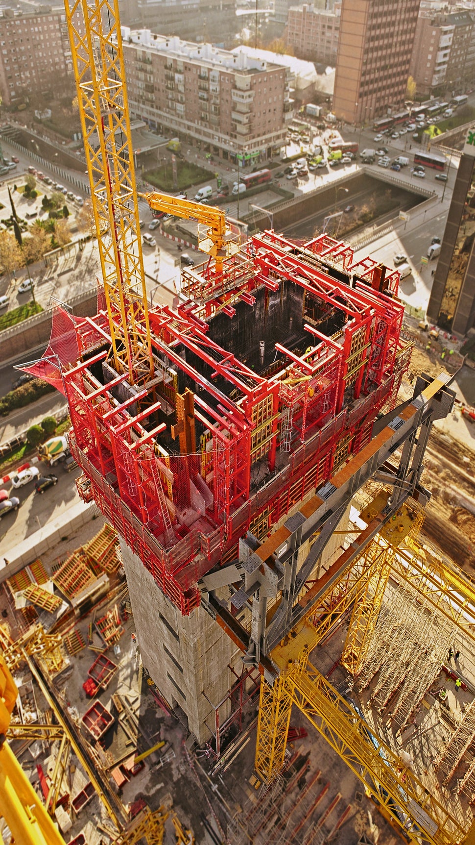 Les plates-formes de travail ACS sont conçues pour supporter des charges élevées avec une robustesse inégalée. Que ce soit pour le stockage de matériaux lourds ou pour soutenir des mâts de distribution de béton, leur structure solide offre une fiabilité incomparable sur le chantier. Grâce à cette capacité exceptionnelle, les équipes peuvent travailler en toute confiance, sachant que leurs équipements sont à la hauteur des défis les plus exigeants.<br/>