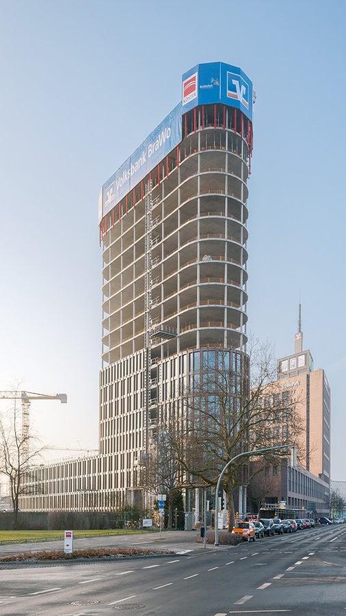 Nach nur 10 Monaten Rohbauzeit konnten das 70 m hohe, markante Hochhaus und der 120 m lange Sockelbau fertiggestellt werden. Eine starke Leistung aller Projektbeteiligten und das Ergebnis einer guten und intensiven Zusammenarbeit.