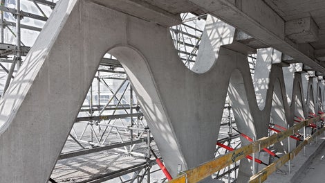 Wraz z postępem prac budowlanych rusztowanie PERI UP pięło się systematycznie w górę.