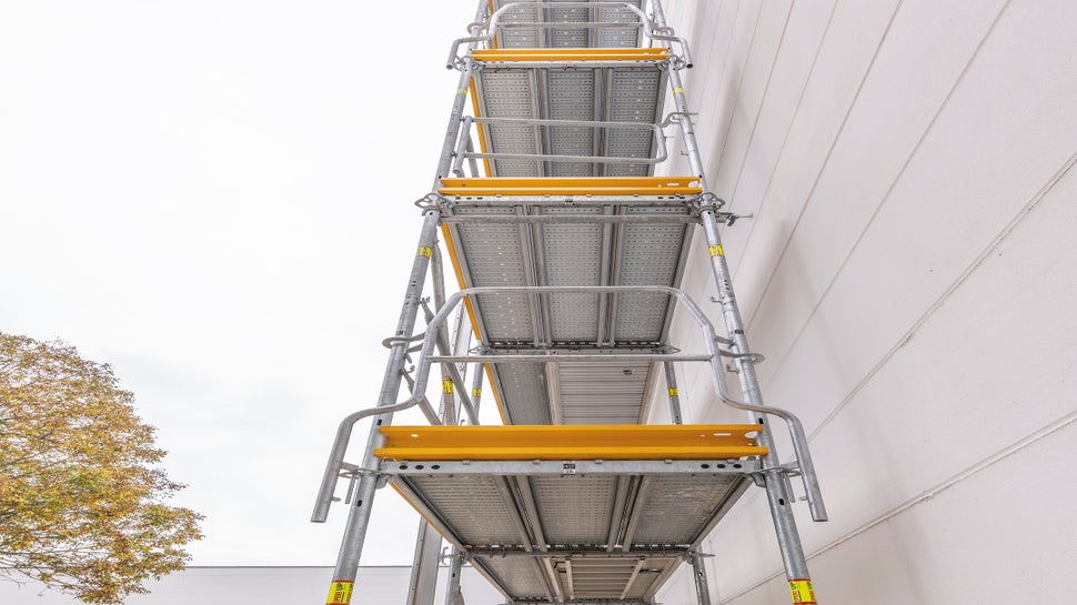 Avec EVOTOP, il est possible de construire des échafaudages de façade encore plus larges, plus longs et plus hauts dans des classes de charge exigeantes.