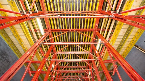 La soluzione composta dalla cassaforma traslabile VARIOKIT prevedeva anche un portale per il passaggio dei mezzi del cantiere – largo 4,30 m e alto 4,00 m – e un sistema idraulico per facilitare il sollevamento e l'abbassamento della cassaforma