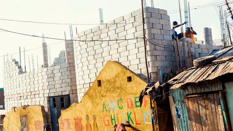 The first successfully completed project with TwistBlock Moulds: the &quot;Oloo&#039;s Children Centre&quot; in the Kibera slum in Nairobi (Kenya) was built from over 7,200 bricks according to plans by Oliver von Malm. The school offers space for 400 children. 