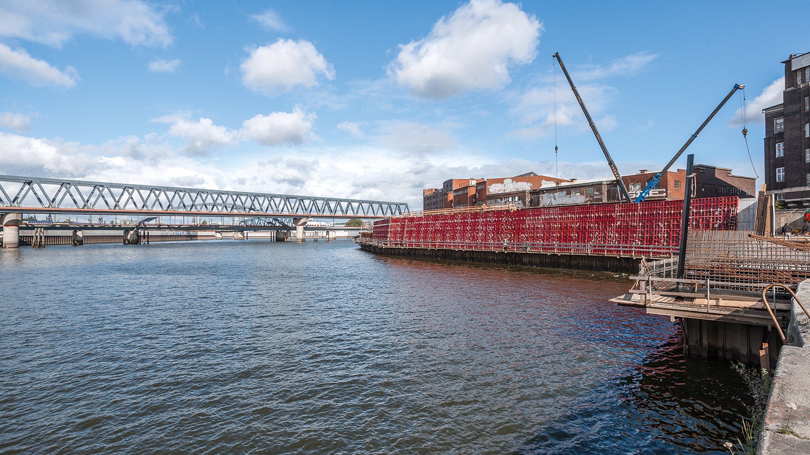 Die öffentliche Hochwasserschutzanlage Billhafen hat eine Gesamtlänge von ca. 720 m. Die Erhöhungsmaßnahme bildet den Lückenschluss zwischen den bereits verstärkten Abschnitten Großmarkt und Billwerder Neuer Deich.
