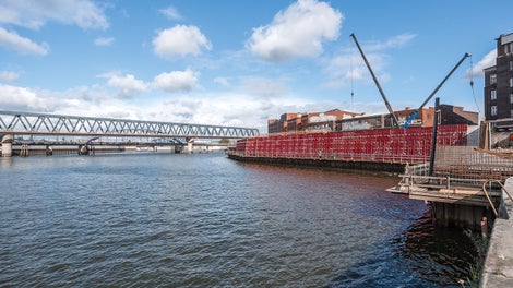 Die öffentliche Hochwasserschutzanlage Billhafen hat eine Gesamtlänge von ca. 720 m. Die Erhöhungsmaßnahme bildet den Lückenschluss zwischen den bereits verstärkten Abschnitten Großmarkt und Billwerder Neuer Deich.