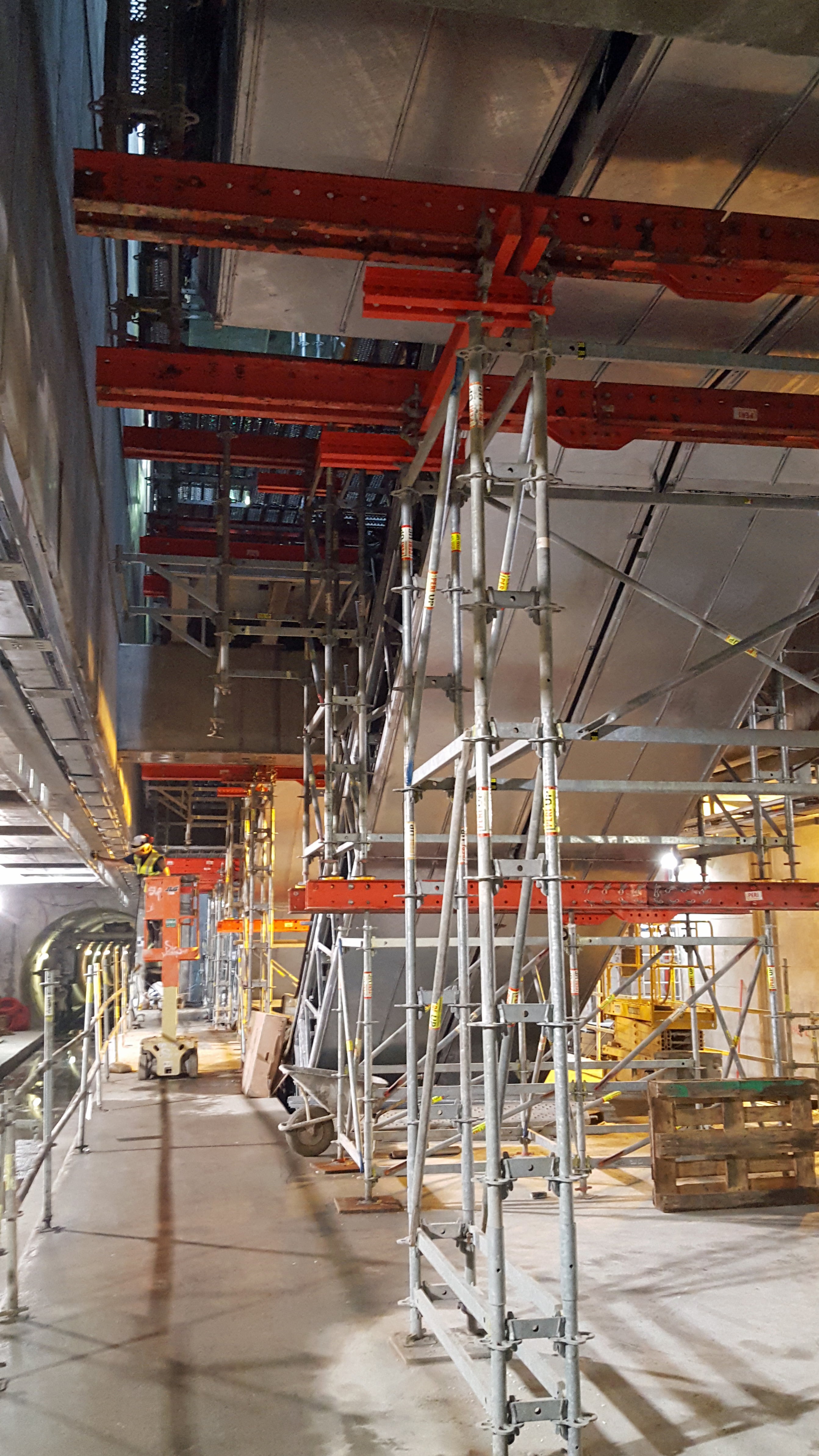 Fritrum på 2 m² fra stationskant til første stilladsben