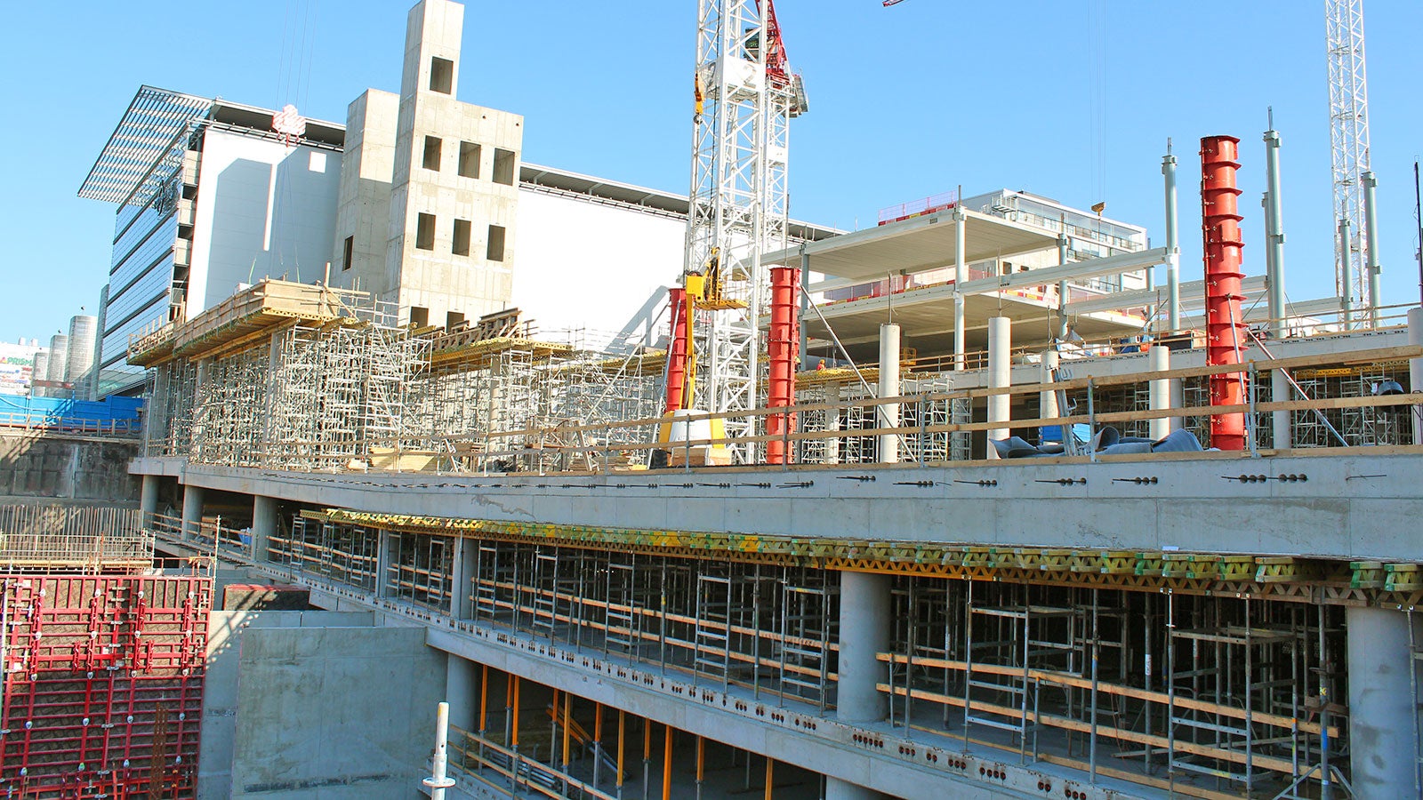 ST 100 –tukitornia sekä SRS-pilarimuottia eri kerroksissa.
