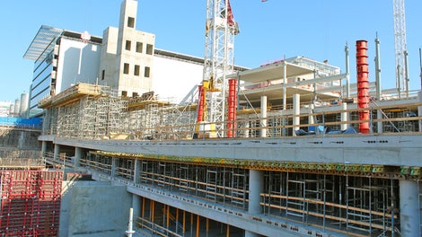 ST 100 –tukitornia sekä SRS-pilarimuottia eri kerroksissa.