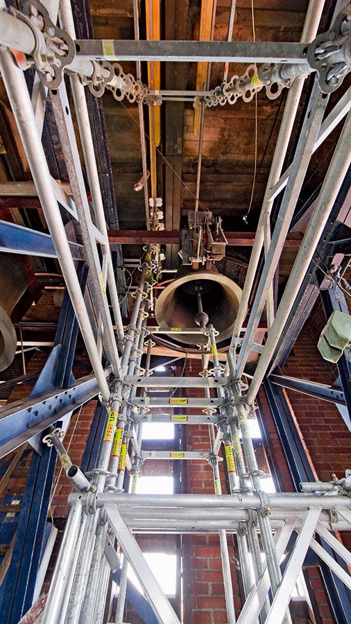 Konstrukcja wsporcza wewnątrz wieży stanowiła podparcie dla trzech elewacji.