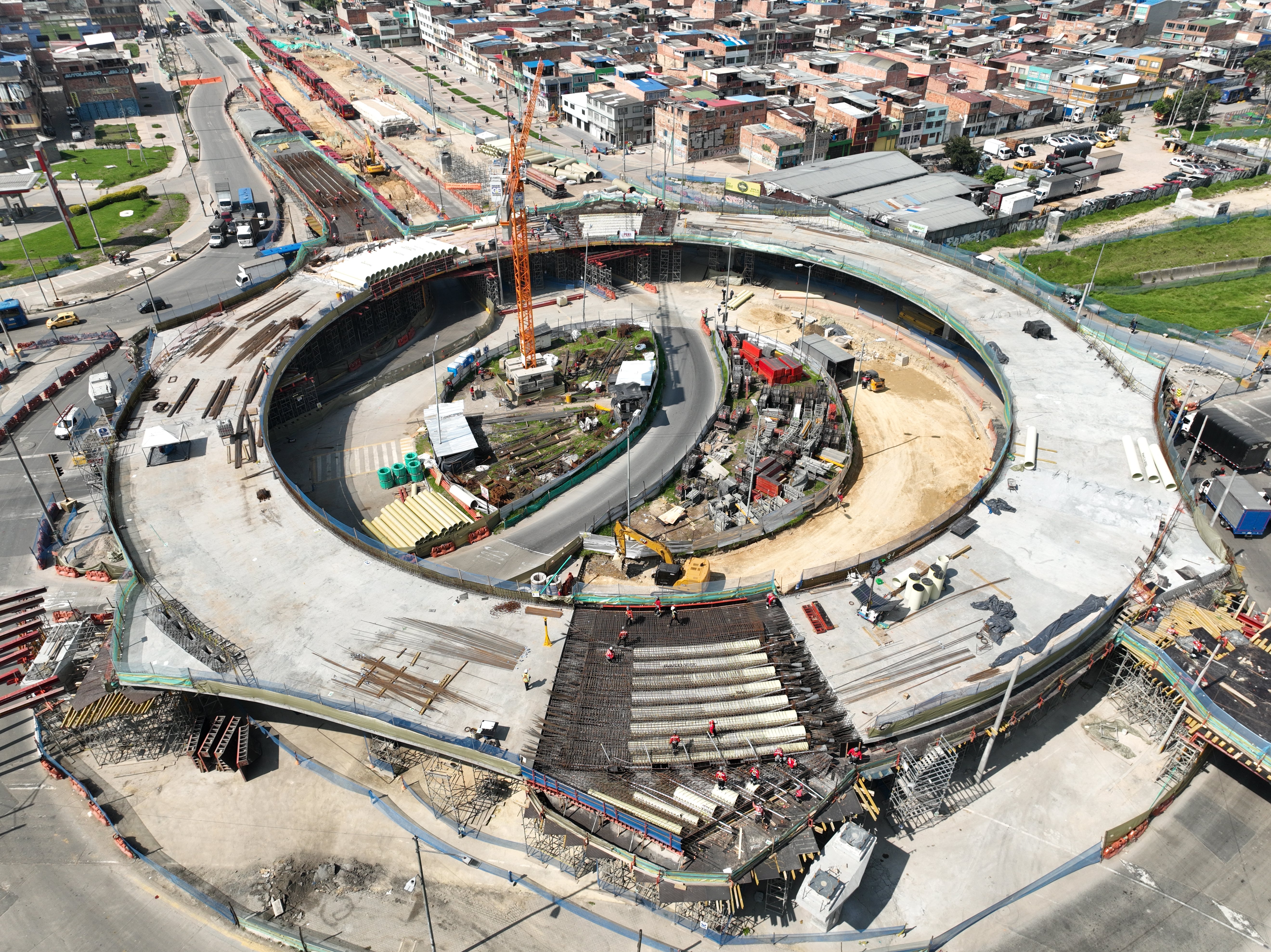 Glorieta elevada Av. Américas con Av. Ciudad de Cali. 