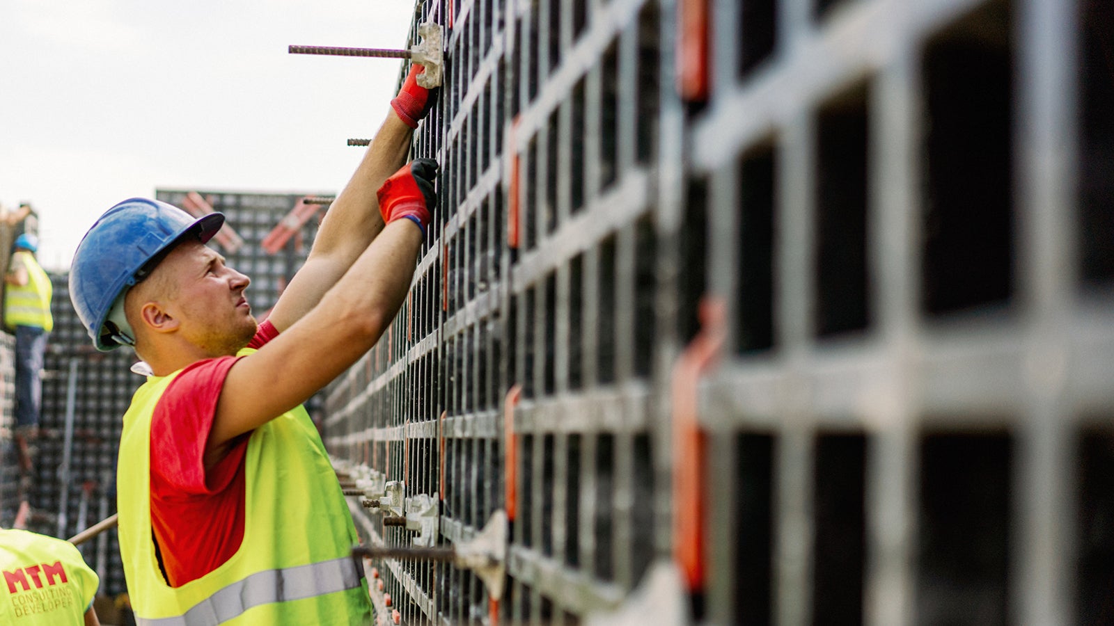 Léger et facile à manipuler, le DUO Universal Formwork a été conçu pour être facilement manipulé à la main, sans grues.