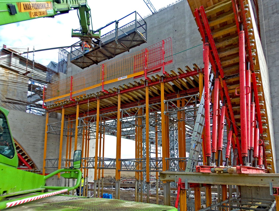 Podparcie deskowania rygla o przekroju 95 x 360 cm wymagało systemu przenoszonego znaczne obciążenia. System MULTIPROP okazał się odpowiednim i ekonomicznym rozwiązaniem.