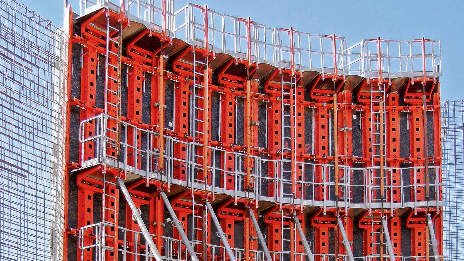 Un programa completo de andamios de trabajo y hormigonado con plataformas, barandillas y escaleras de acceso garantiza condiciones de trabajo seguras con el RUNDFLEX Plus.<br/>