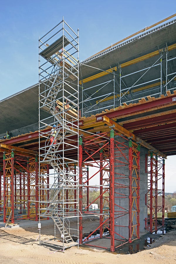 Schodnia rusztowaniowa PERI UP zapewnia bezpieczny i wygodny dostep do stanowisk pracy na wysokosci, Droga S7 - Most MS6, Ostroda