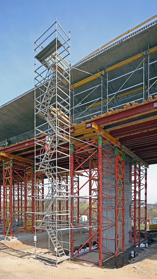 Schodnia rusztowaniowa PERI UP zapewnia bezpieczny i wygodny dostep do stanowisk pracy na wysokosci, Droga S7 - Most MS6, Ostroda