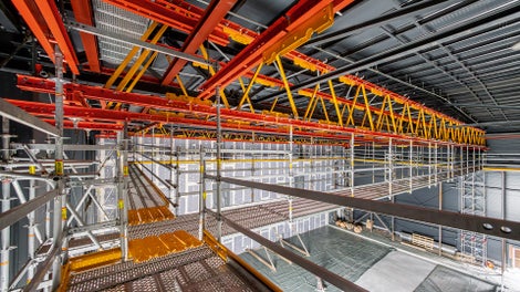 Im Zuschauerraum dienen bis zu 30 m frei spannende Gerüstplattformen in rund 10 m Höhe als Zugangsstege für Beleuchter und Tontechniker.