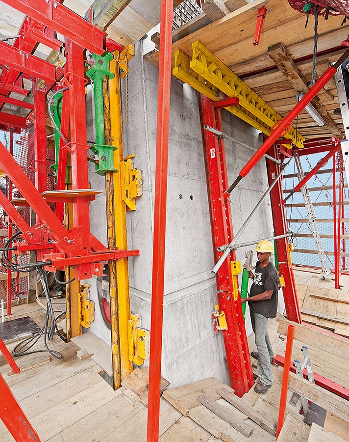 On the left, the ACS self-climbing system for the inclined front sides; on the right, the RCS rail climbing system for the forward and reverse inclinations as well as rounded surfaces.