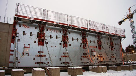 4 metriä korkeisiin suoriin seiniin käytettiin uutta, lämmitettävää MXH-järjestelmää.