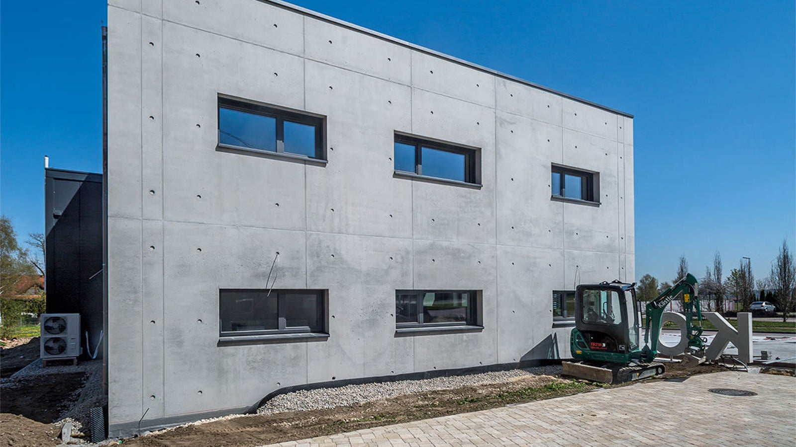 Die Außenwände samt Fensteröffnungen harmonieren perfekt mit dem durch MAXIMO erzielten Fugen- und Ankerraster.