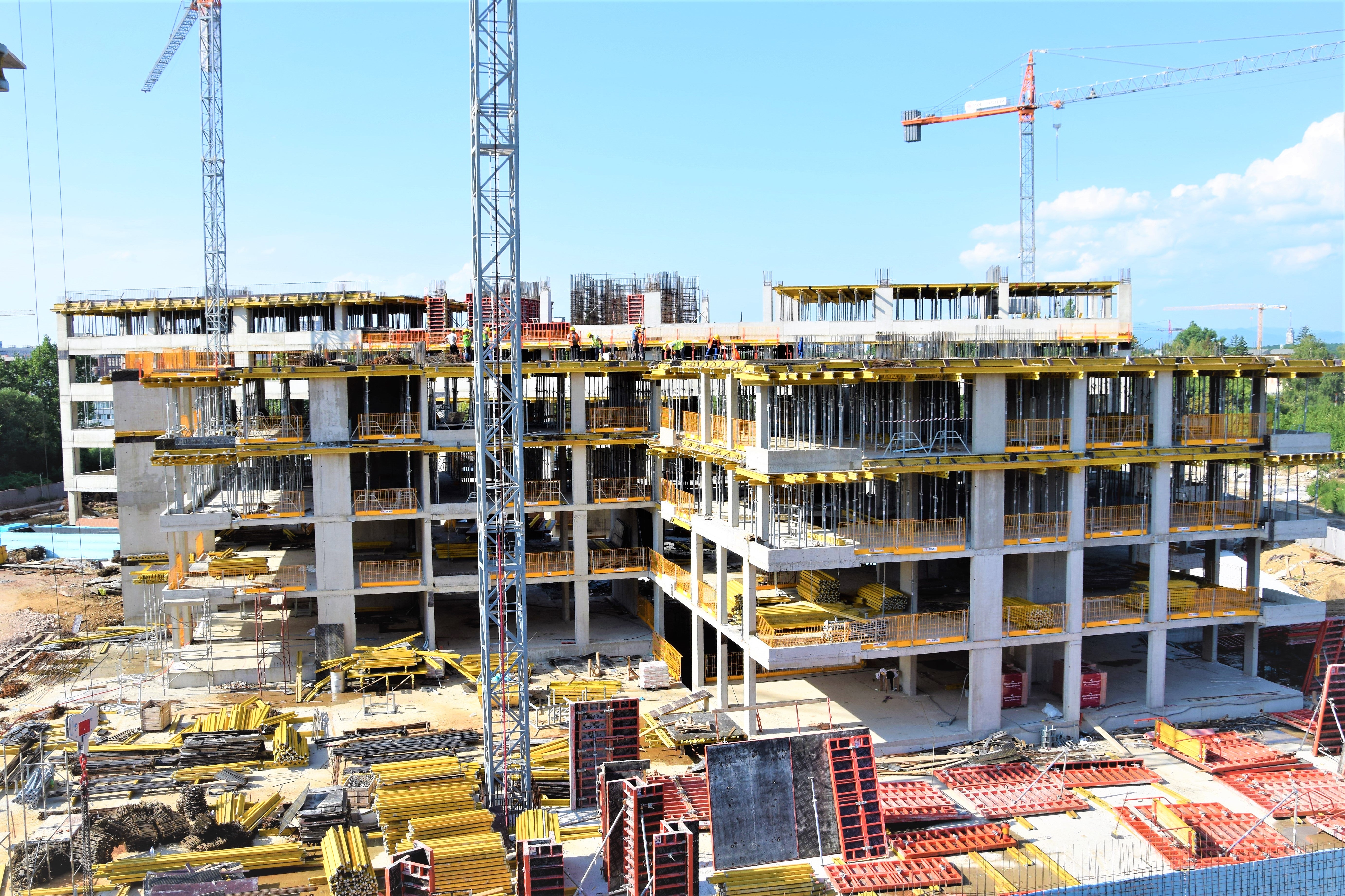 Четирите шахматно разположени сгради са развити във височина стъпаловидно, а именно – сграда R на три етажа, сгради G и А – всяка с по четири етажа, а сграда О, която е и с два жилищна входа, е на шест етажа. 