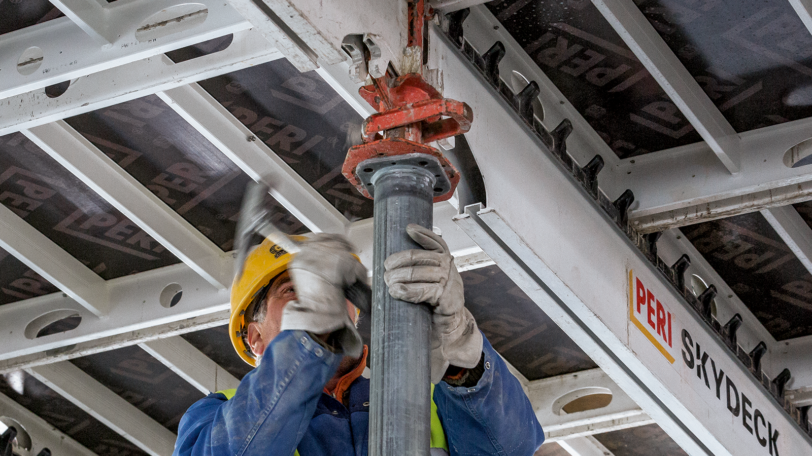 Η καινοτόμα κεφαλή drophead του SKYDECK επιτρέπει πρώιμη αποδέσμευση των πάνελ και μειωμένες ανάγκες υλικών.