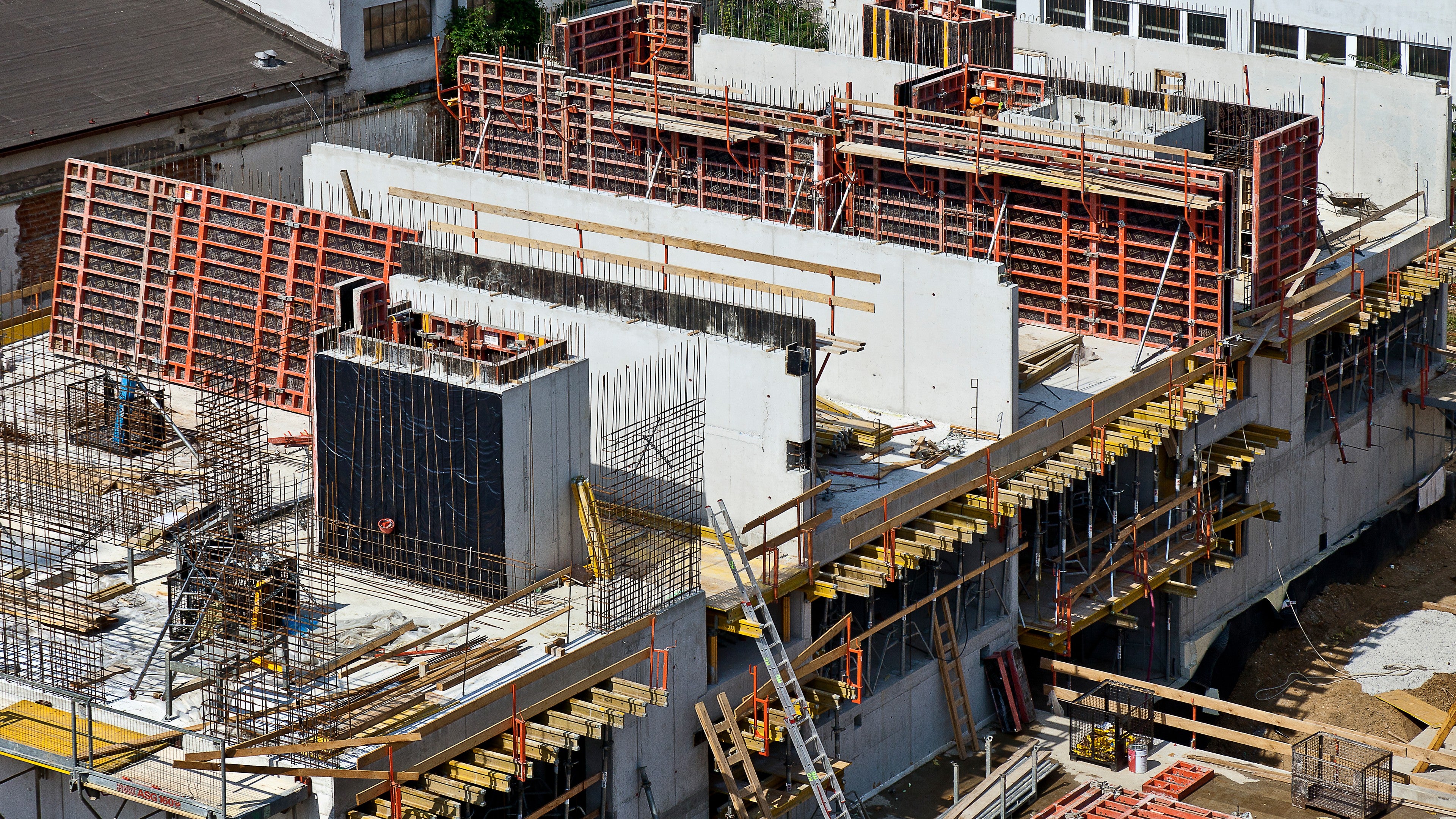 Steny boli realizované prostredníctvom debnenia TRIO a DOMINO, ktoré zanechalo betón dokonale hladký.