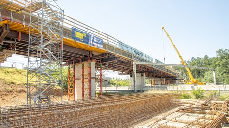 Panorama Ansicht: Schweres Traggerüst aus VST Schwerlasttürmen und HEB Trägern