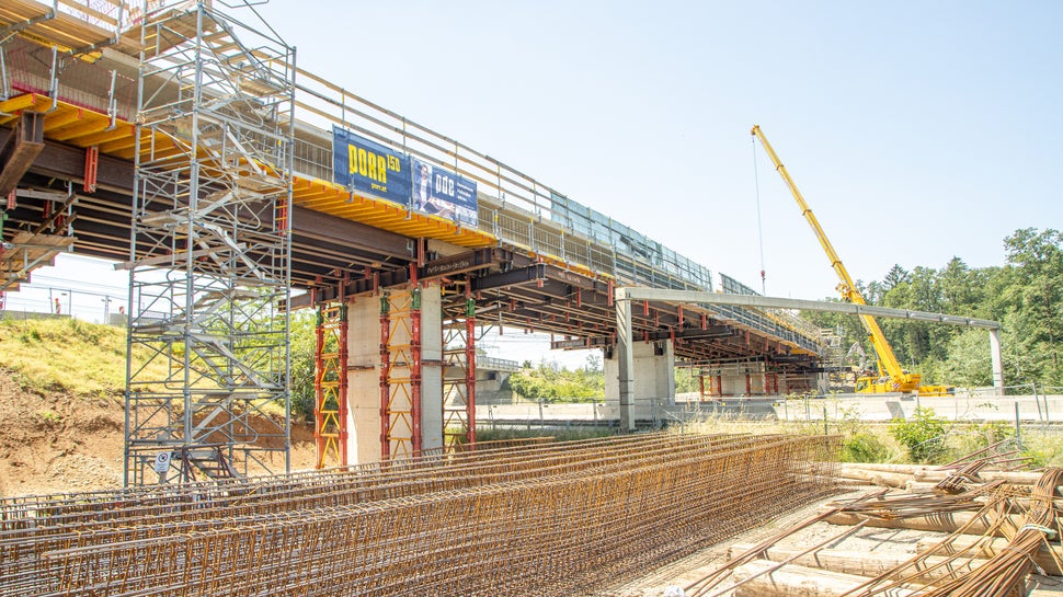 Panorama Ansicht: Schweres Traggerüst aus VST Schwerlasttürmen und HEB Trägern