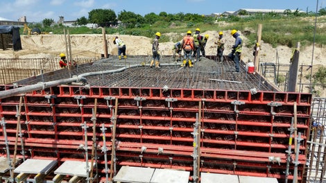 El sistema de reapuntalamiento previamente colocado en el vaciado, garantizaba poder desplazar los equipos hacía la nueva puesta, tan solo dos días después del vaciado. 