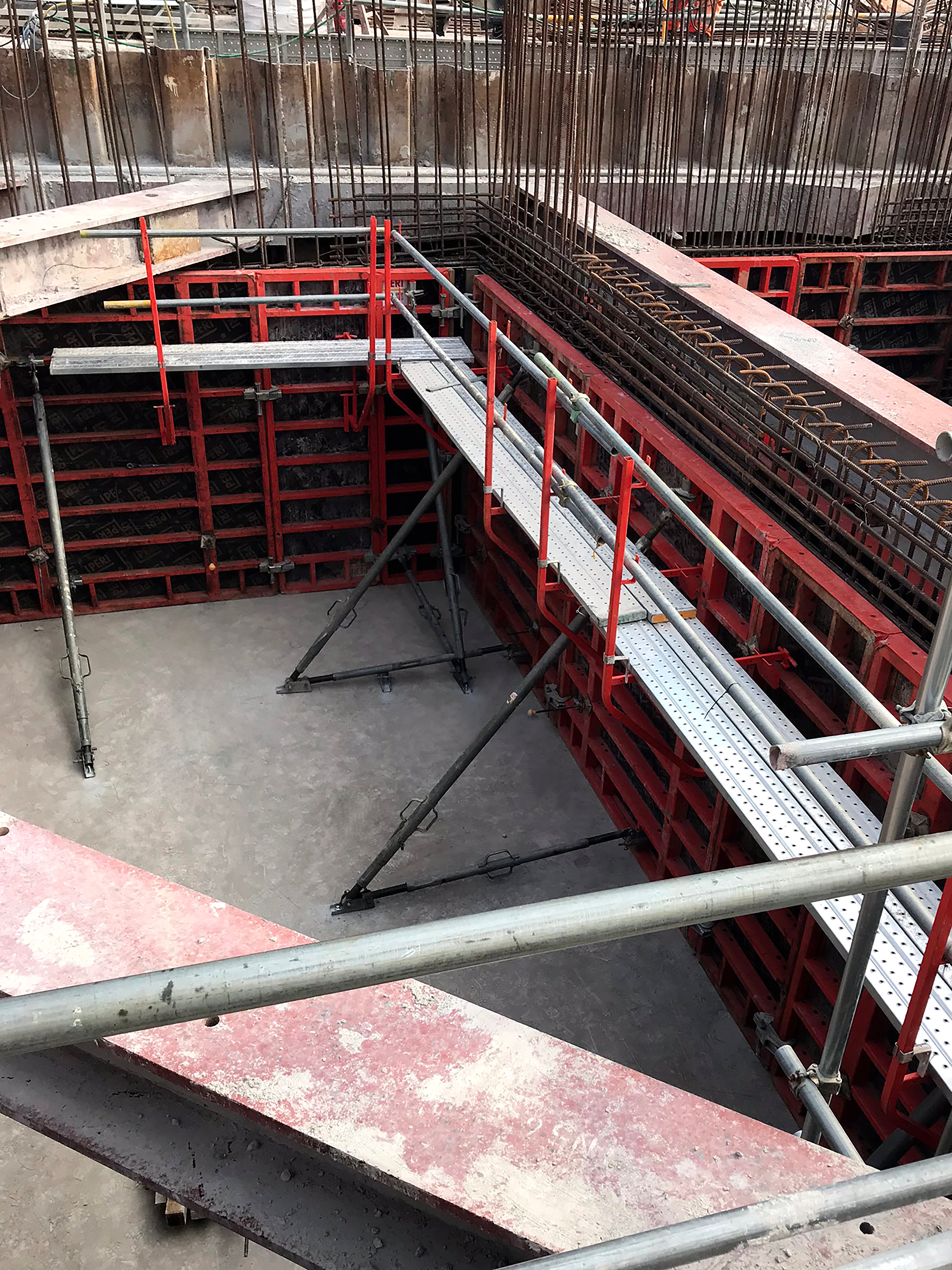 The TRIO column panels are 90 cm wide in rectangular shape, does not require nailing of chamfer strips due to the clamping mechanism and has a high number of re-uses for cost-effective savings.