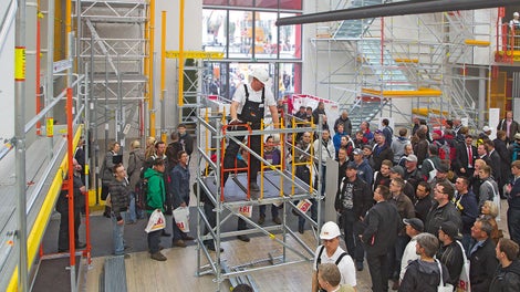 In addition to the simple and quick application of the PERI systems, safety on the jobsite in particular played an important role. This was impressively demonstrated to the visitors from home and abroad through on-going live demonstrations.