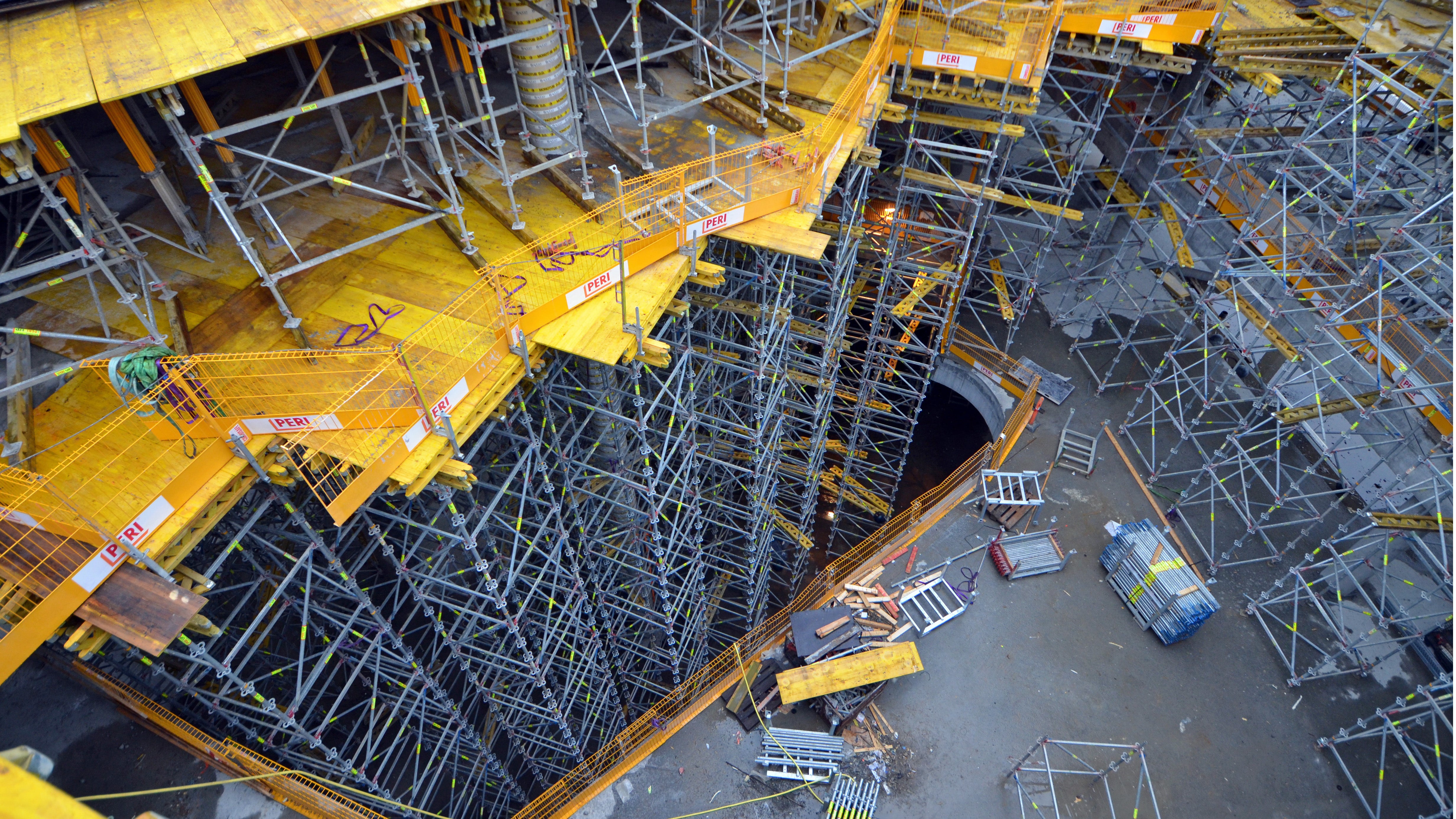 SDU - PERI UP ROSETT til understøtning for arbejdsdæk og dækforskalling i atrium. 