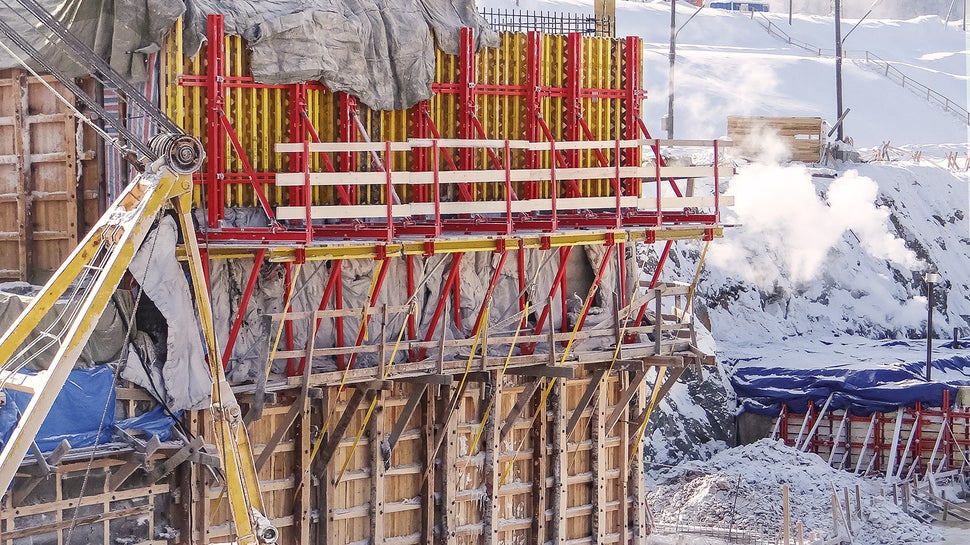 Вертикальные и наклонные участки бетонируются с помощью модулей консольно-переставной опалубочной системы SCS/VARIO.