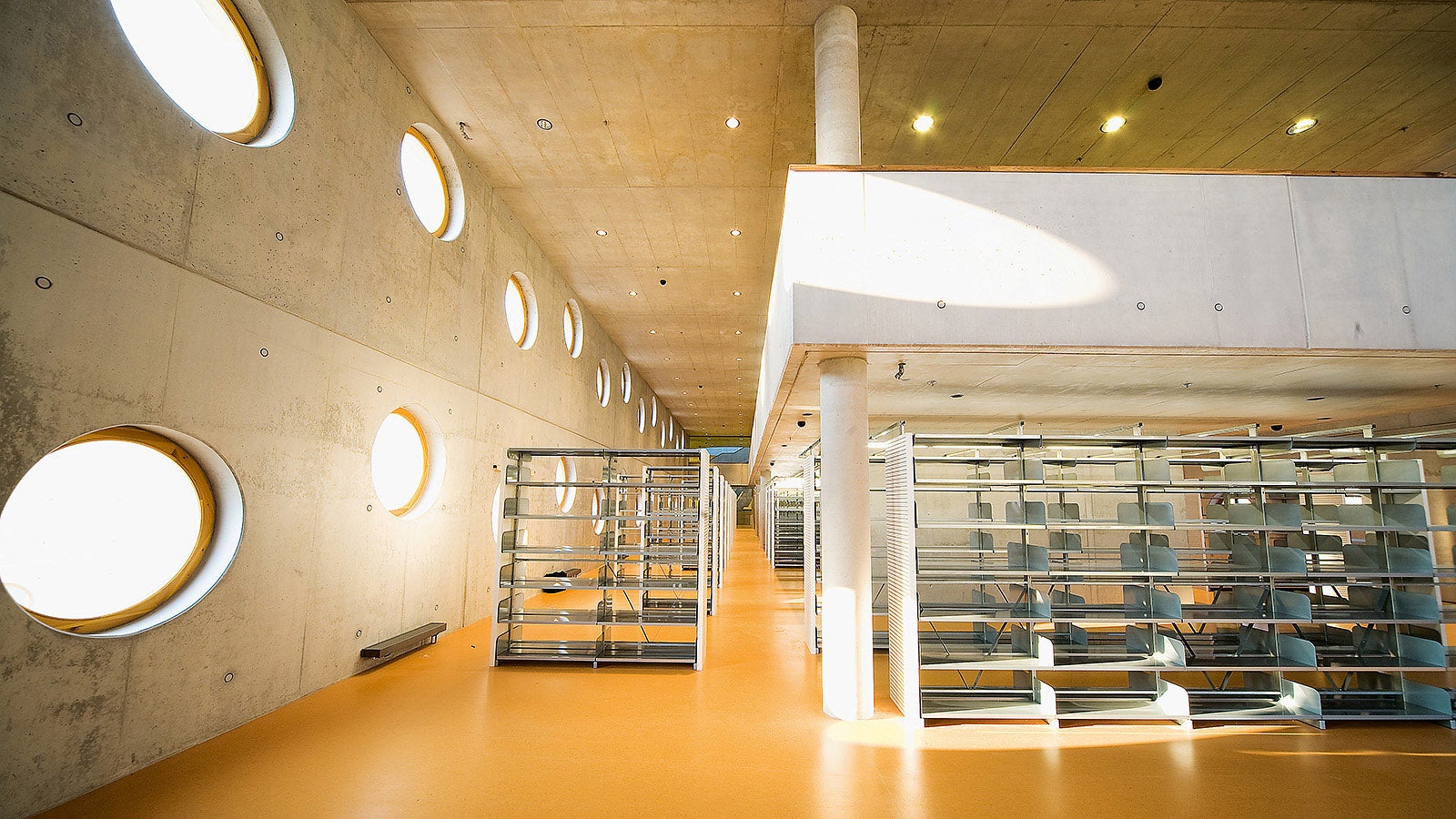 For the visibly remaining surfaces of the wall structure, architectural concrete of the very highest quality was required - free of pores and without any variations in the shading.