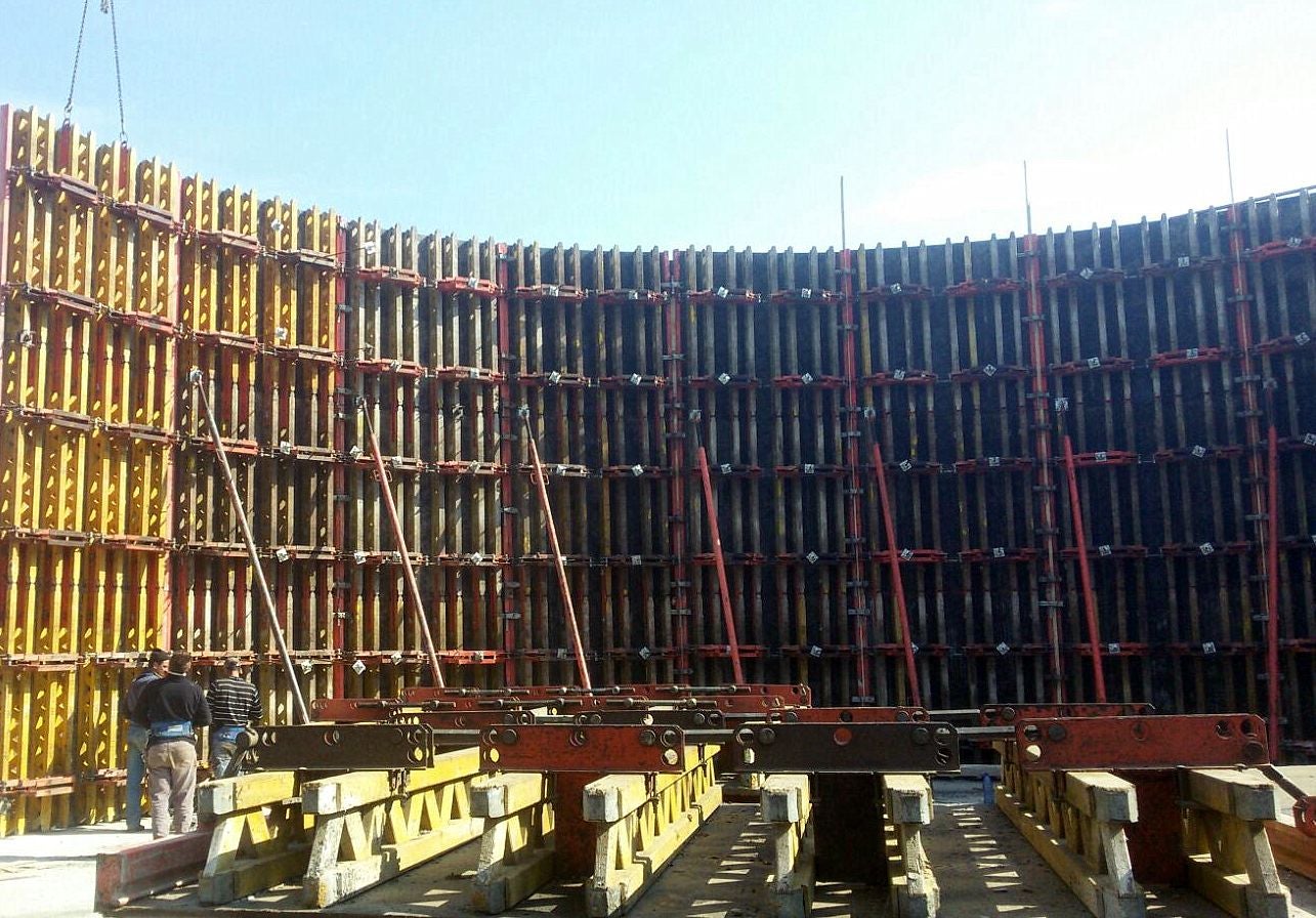 Contravântuirea cofrajului Rundflex se va realiza pe interior.