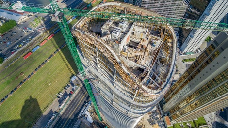 Le forme caratteristiche dell'architettura moderna presentano continue sfide per le imprese edili